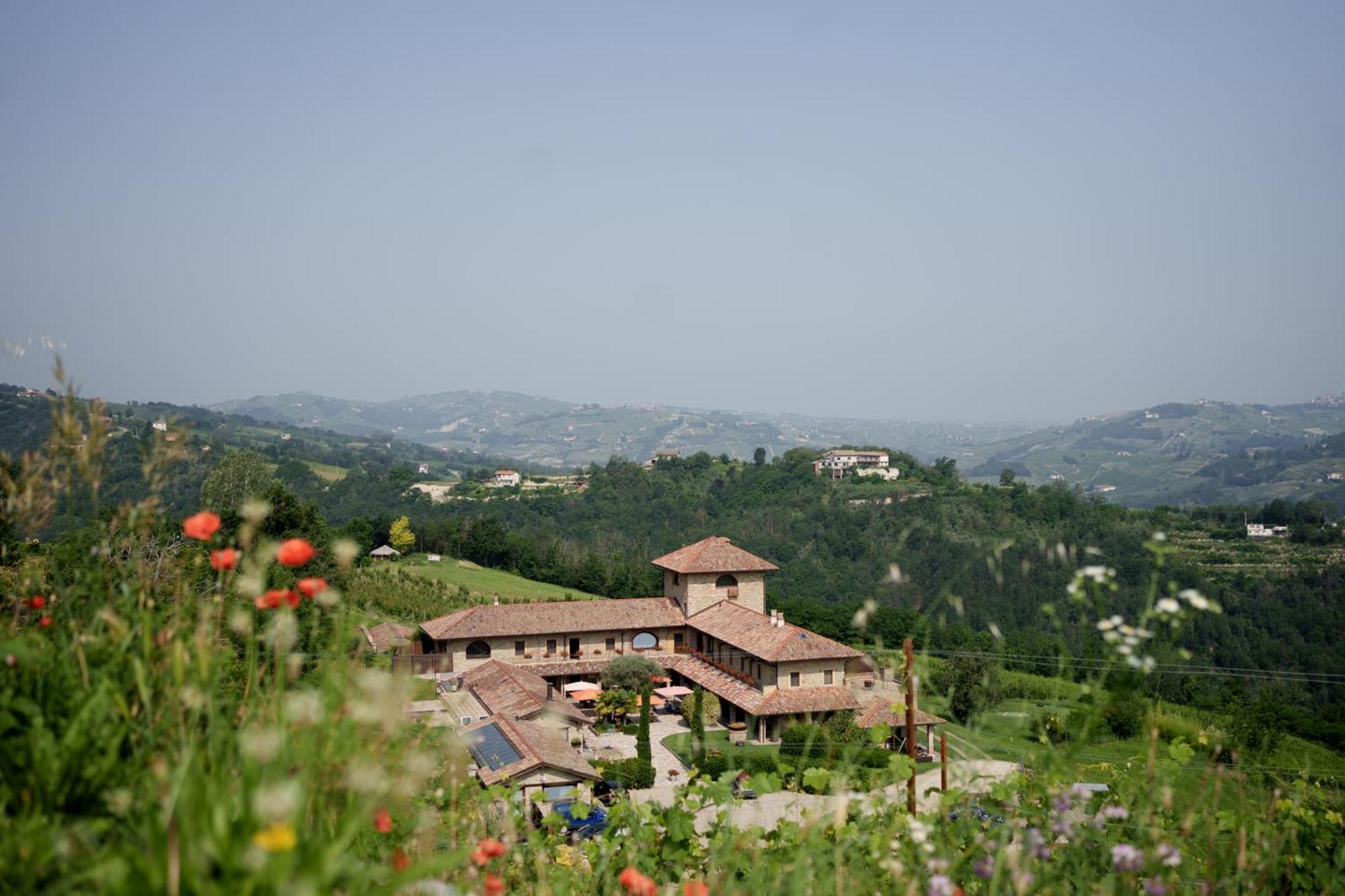Villa I Tre Poggi Dimora Di Charme Canelli Exterior foto